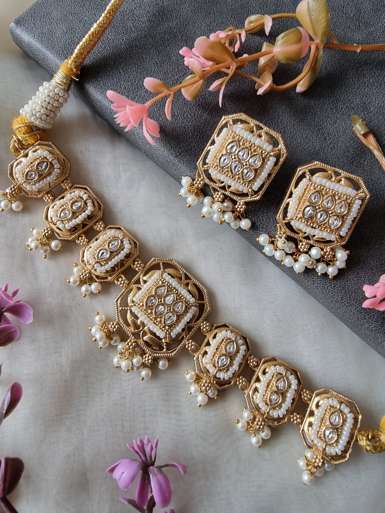 ANAHIRA GOLD PLATED KUNDAN CHOKER SET WITH EARRINGS - Image 4