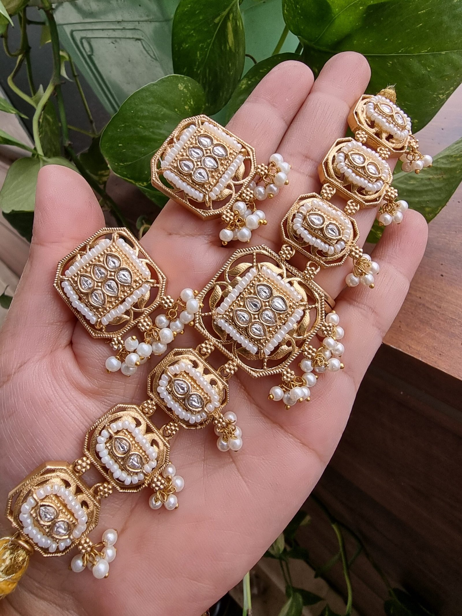 ANAHIRA GOLD PLATED KUNDAN CHOKER SET WITH EARRINGS - Image 2